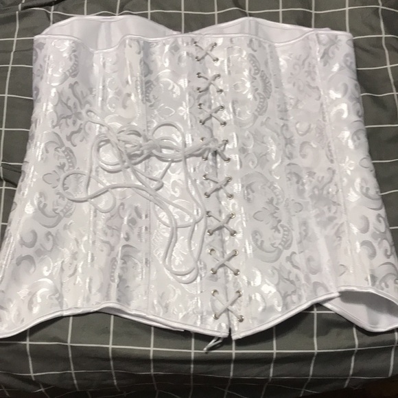Gorgeous white corset - Picture 3 of 4